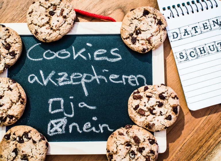 Tafel mit der Aufschrift: Cookies akzeptieren - ja - nein. Drum herum liegen Kekse.